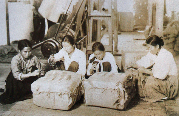 Verpacken des Hopfens in Hyesan, 1930 @source. Geschichte des koreanischen Hopfenanbaus