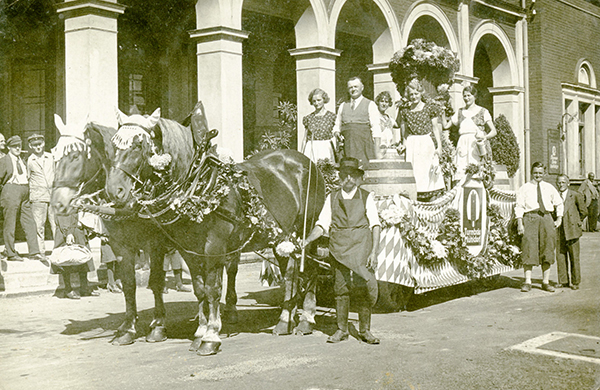 Pferdegespann und Wagen auf dem Weg zum Volksfest