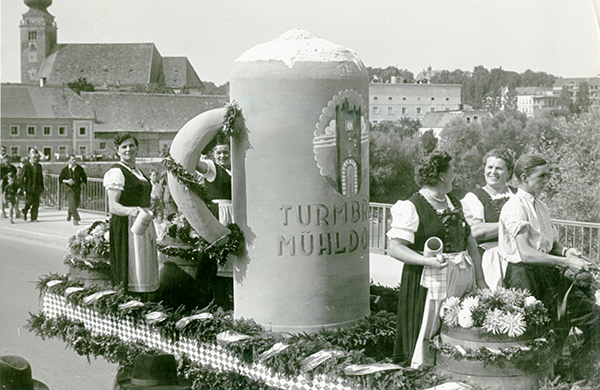 Mühldorfer Volksfest mit Turmbräu-Wagen 