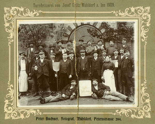 This is a group picture of Turmbräu taken in 1909. Can you see the person wearing a bow tie? This is Josef Grätz, who started the history of Turmbräu. Turmbräu's records are fully preserved in recognition of their value in the city archives. 